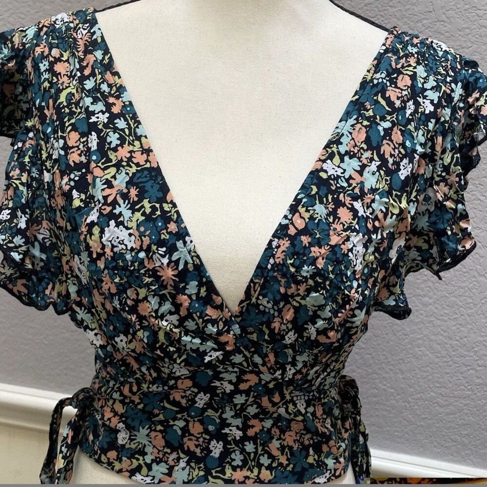 Free People Pretty Daze Floral Crop Top XS Black Multi Boho Ruffle Tie Top Vneck